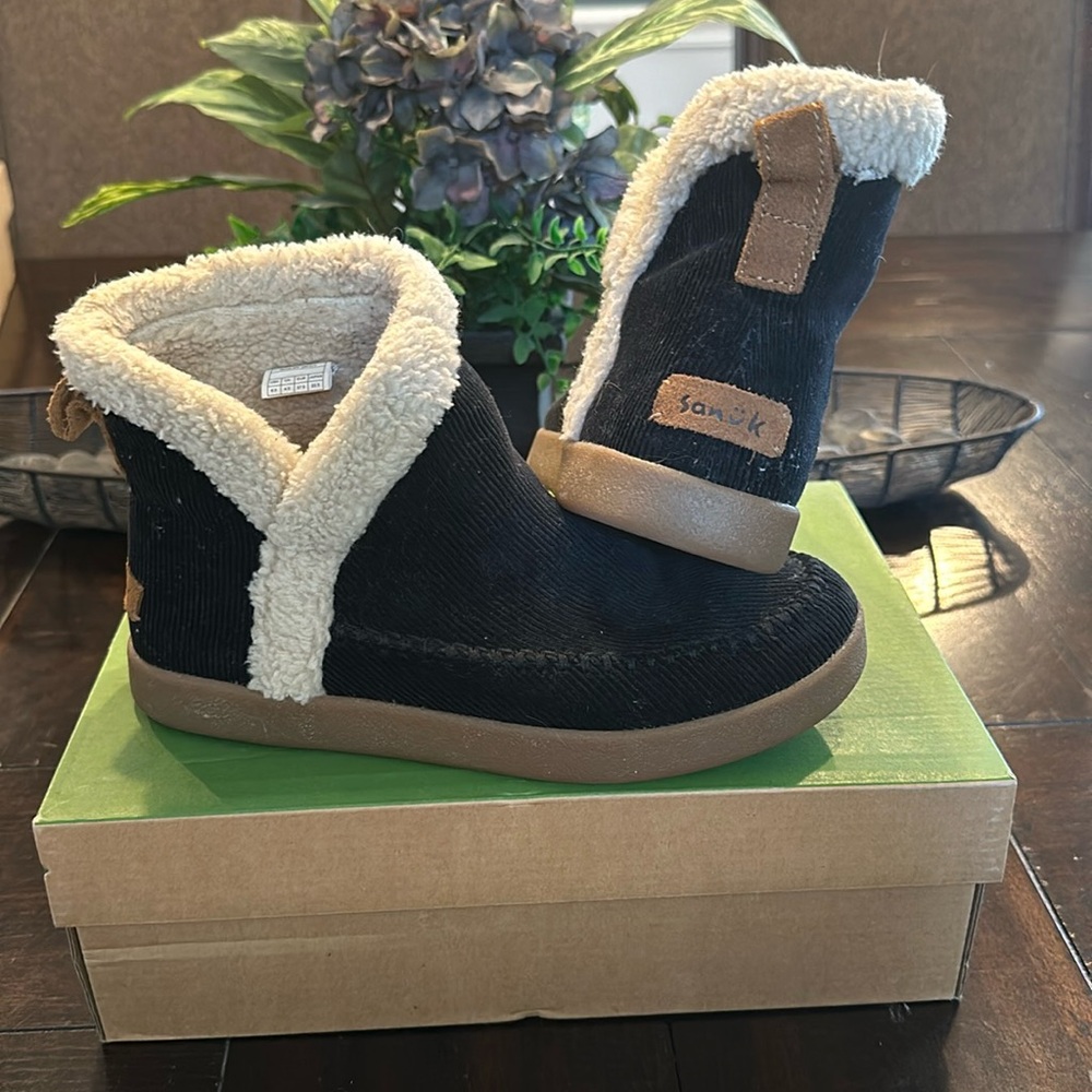 Sanuk Women’s Black Ankle Boots Size 6.5